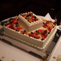 フルーツたっぷりのウェディングケーキ
