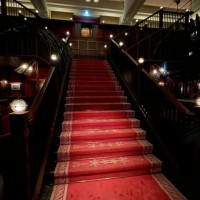 大階段。赤が印象的。