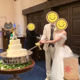 ケーキの上の置物も新婦手作りです。