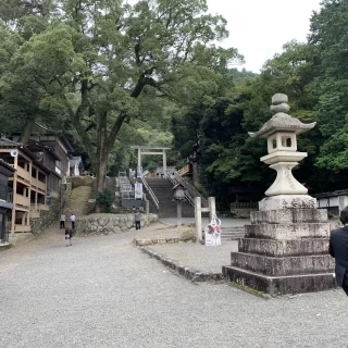 この先に長い階段があります