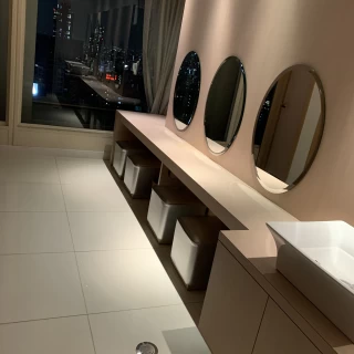 女性トイレは個室が多く椅子があるのでゆっくりお化粧直しが楽
