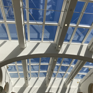 天井がガラス張りで、空がキレイに見える