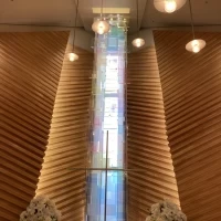 虹色のガラスがとても綺麗