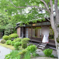 富士屋ホテル「菊華荘」の中庭にて挙式当日のブライダルフォト