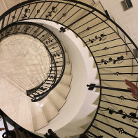 披露宴会場の建物内にある螺旋階段とても写真映しそうでかわいい