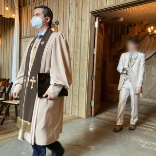 新郎が挙式会場に入場する時の写真。