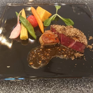フォアグラがのっているメインのお肉、美味しかったです。