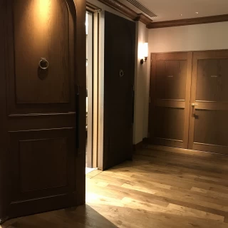 廊下から挙式会場まで3つの扉を通り抜けます