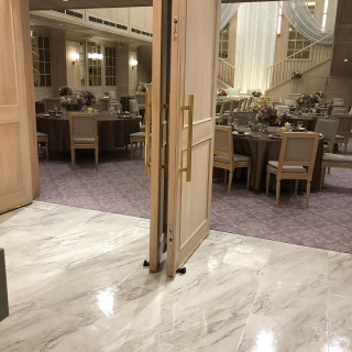 会場入り口は2つの扉が連なっています