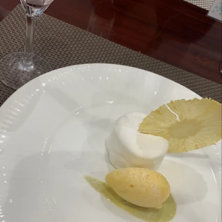パイナップルの薄切りがお花みたいで可愛かったです。