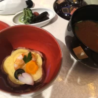 ご飯は赤飯。梅の形が可愛い