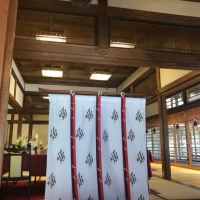 神館入り口。階段あり。