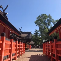 朱色と青空が映えるので、前撮りで人気のスポットらしい