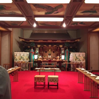 2つあるうちの古典的な雰囲気の神殿です