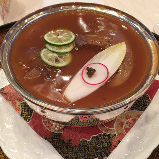 フカヒレのスープは火がついたまま提供されずっと温かいそうです