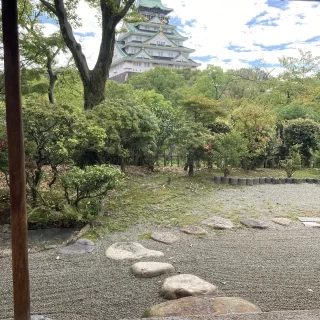 大阪城をバックに記念写真が撮れます。