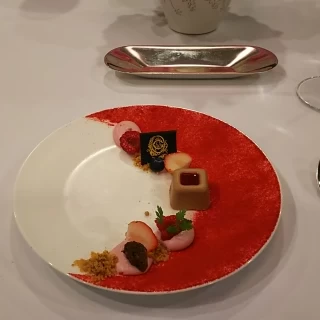 デザートです。
赤い部分もチョコで食べれます。
