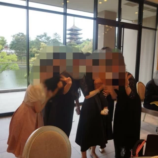 後ろに五重塔が見えます。