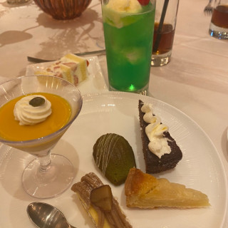 ウエディングケーキとデザートビュッフェ