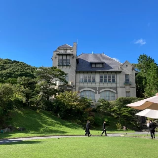 邸宅の見た目、庭から