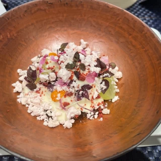 液体窒素で固めた冷たいお料理。