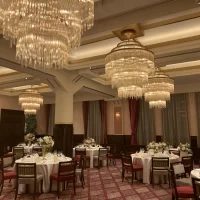 大きなシャンデリアがありゴージャス、会場によって大きく雰囲気