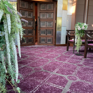 紫の絨毯に映える大きな扉