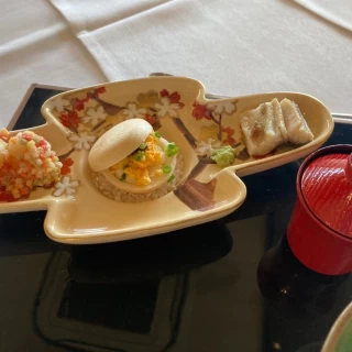 真ん中はキャビア最中