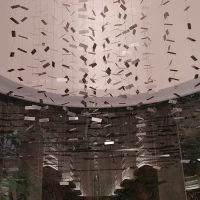 キラキラ天井からぶら下がってます。