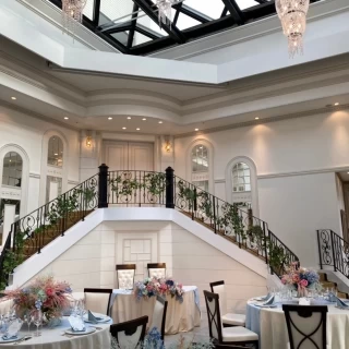大階段のある披露宴会場。
こじんまりとしています。