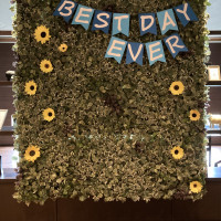 式場にあるスペースにガーランドと手作り向日葵を飾った