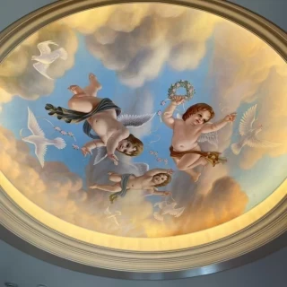 チャペル前の控室、天使がいます