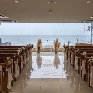天井高が低いですが、海がばしっと見えます