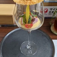 前菜。食べづらくしょっぱい。