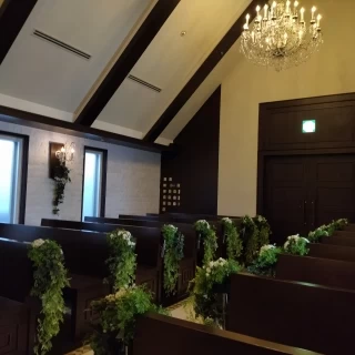 水の流れる挙式会場の座席