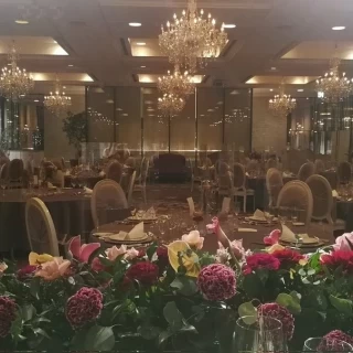 一番広い披露宴会場です。真ん中にバーカウンターがあります。