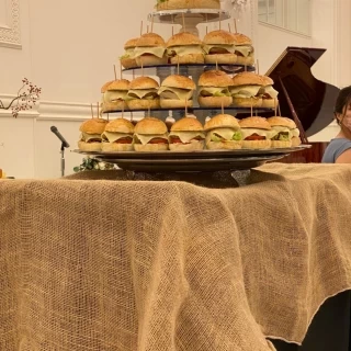ハンバーガーセレモニーのチーズハンバーガーです。
