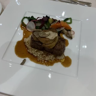 フォアグラと肉厚なのに柔らかいステーキが美味しかった。