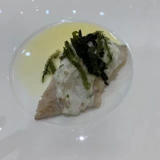 海ぶどうとわかめの塩っけが白身魚ととても合っていました。