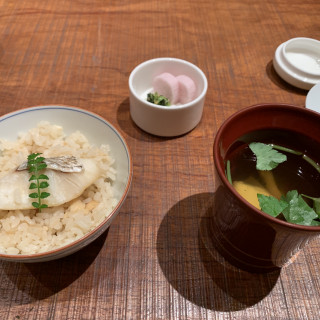 フェアでいただいた料理。鯛の釜飯はウリのようです。