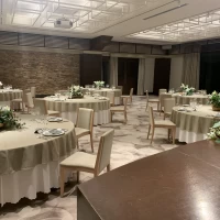 披露宴会場3:高砂からの写真(こちらの会場は入り口が2つ)