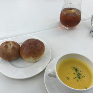 ポタージュとパンです。