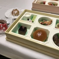 当日の新郎新婦の料理をお弁当に詰めてくださいま