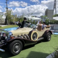 挙式後はオープンカーで退場します。