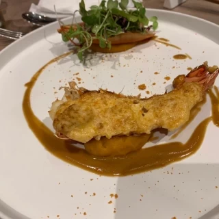 魚のメイン料理です。
味が濃いめですが、とても美味しいです