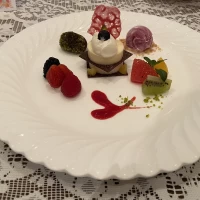 デザート盛り合わせ。季節のフルーツが取り入れられていました。