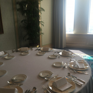 会食会場のテーブル