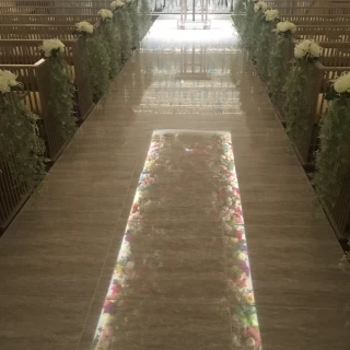 天井の花が床に映って綺麗です。