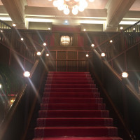 披露宴会場に入ってすぐにある、象徴的な赤色の階段です。