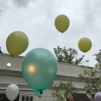 バルーンを飛ばすイベントの様子。